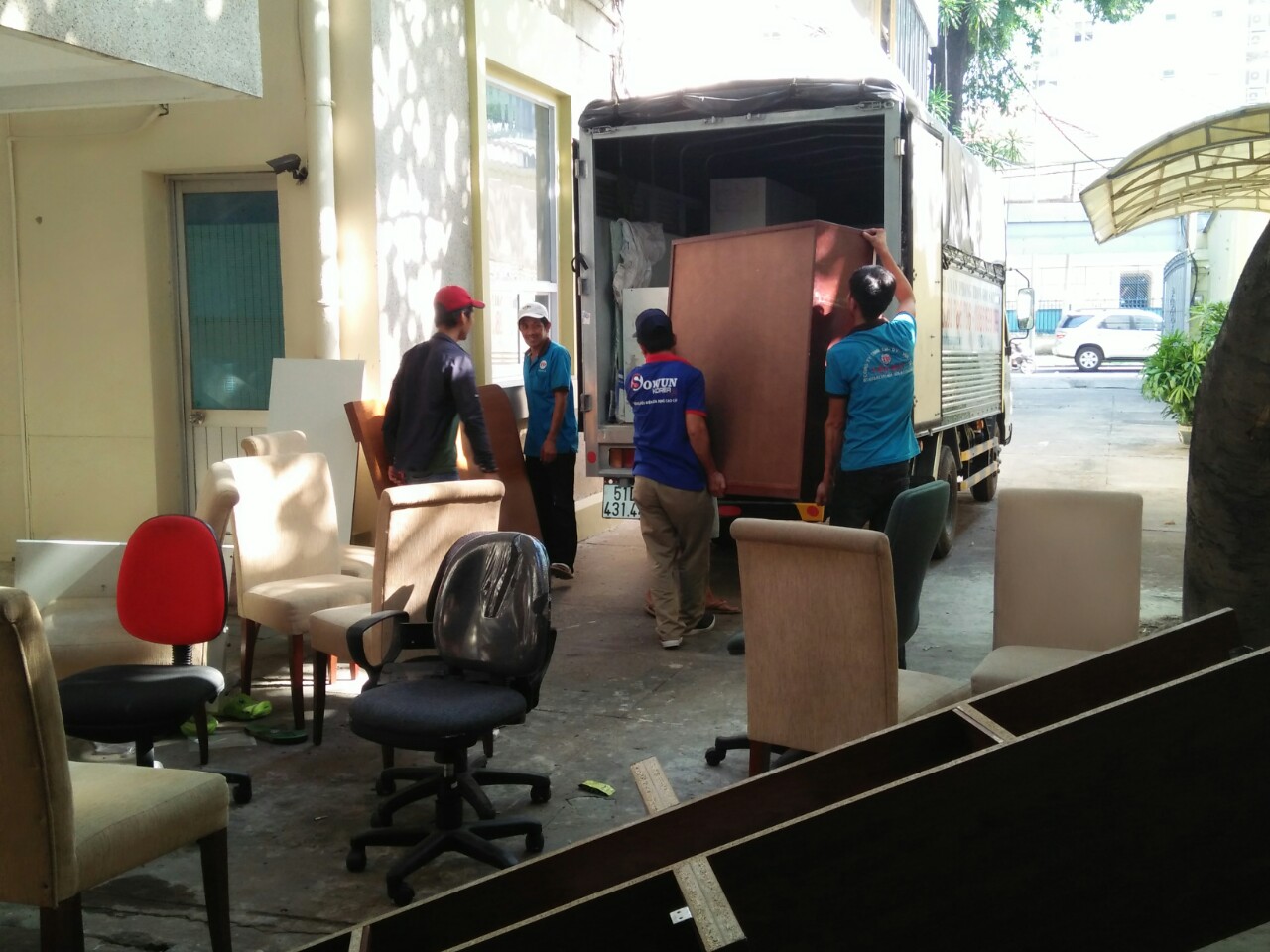 Khó khăn khi chuyển nhà trong mùa mưa và cách khắc phục